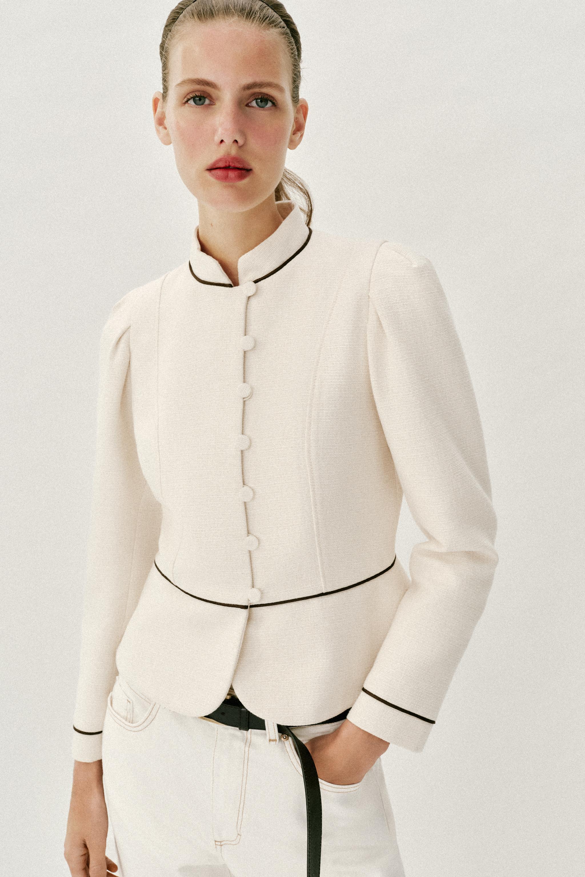 VESTE AJUSTÉE À LISERÉS EN CONTRASTE